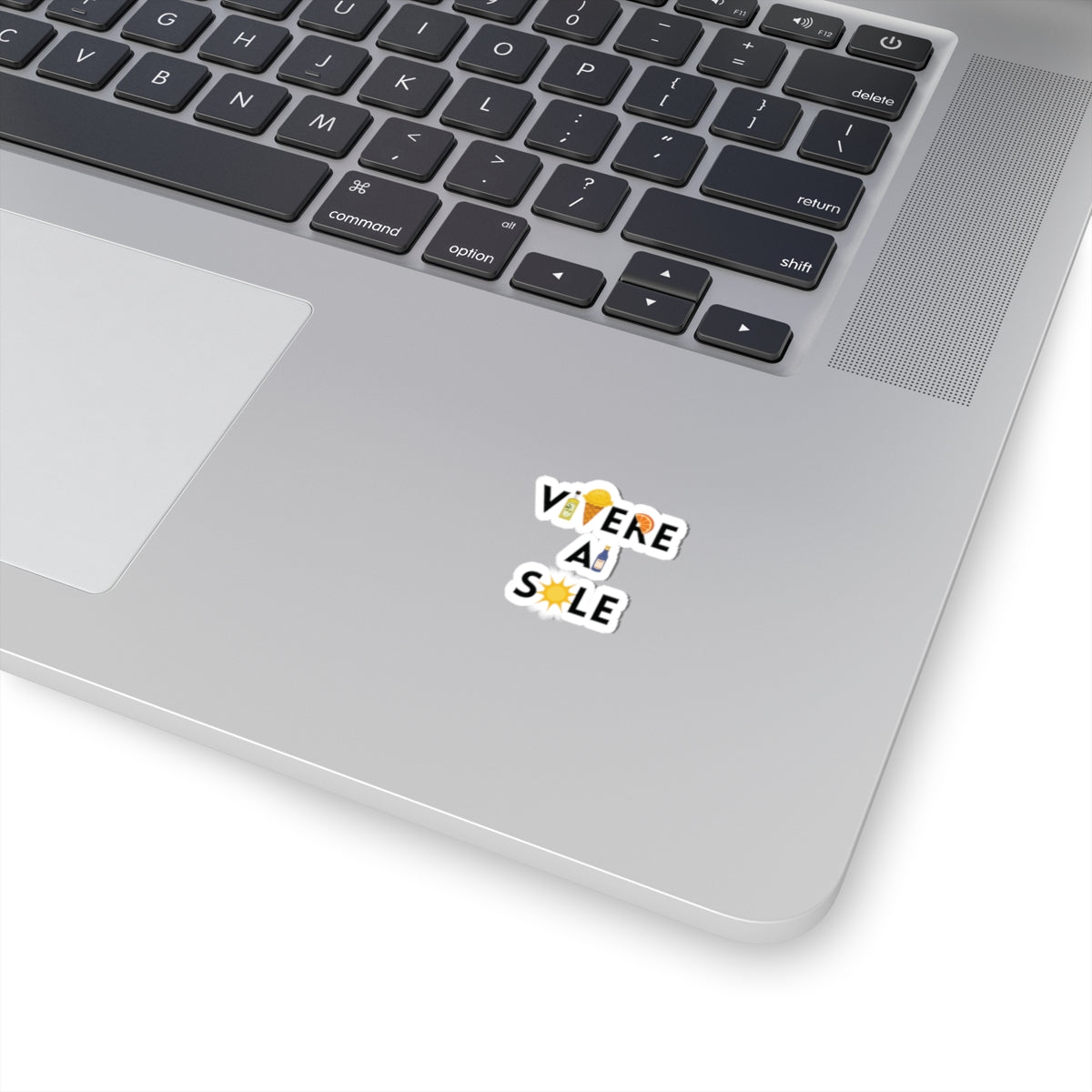 Laptop with a sticker that says vivere al sole on the palm rest area