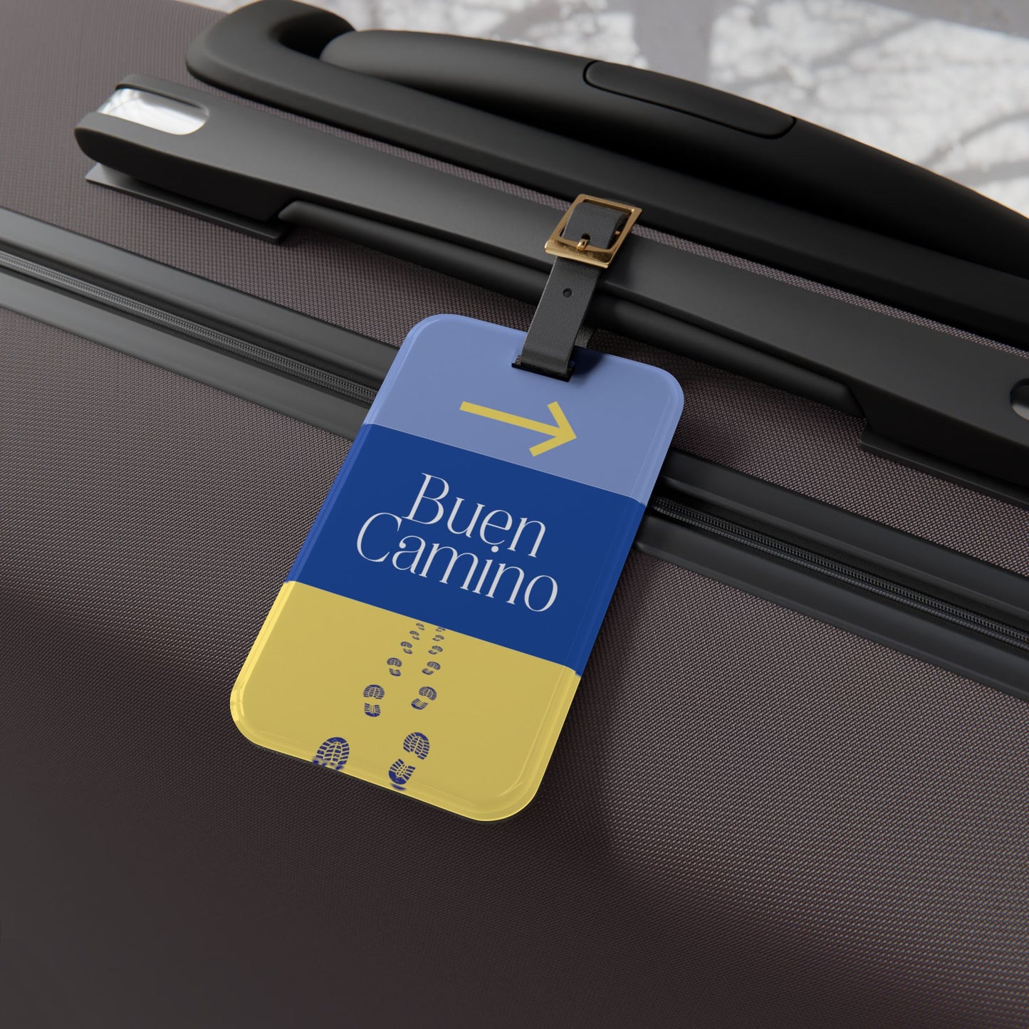 Luggage tag with 'Buen Camino' text on a suitcase