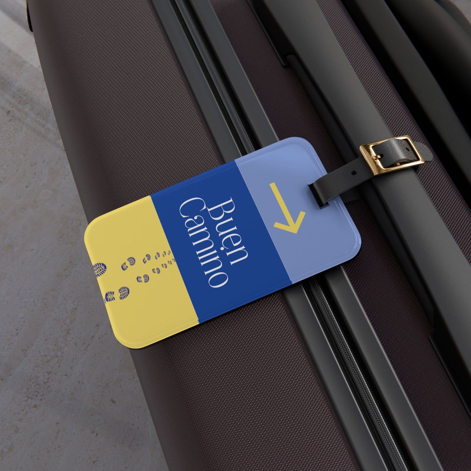 Luggage tag with 'Buen Camino' text on a suitcase
